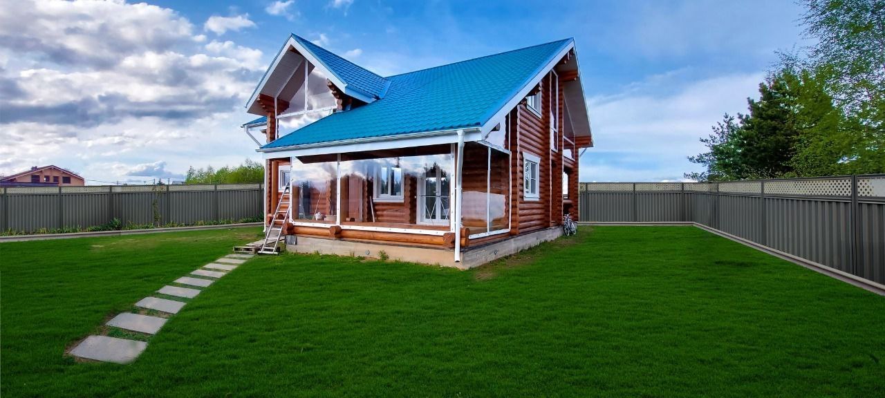 Мягкие окна на веранде загородного дома в Дмитриеве-Льговском